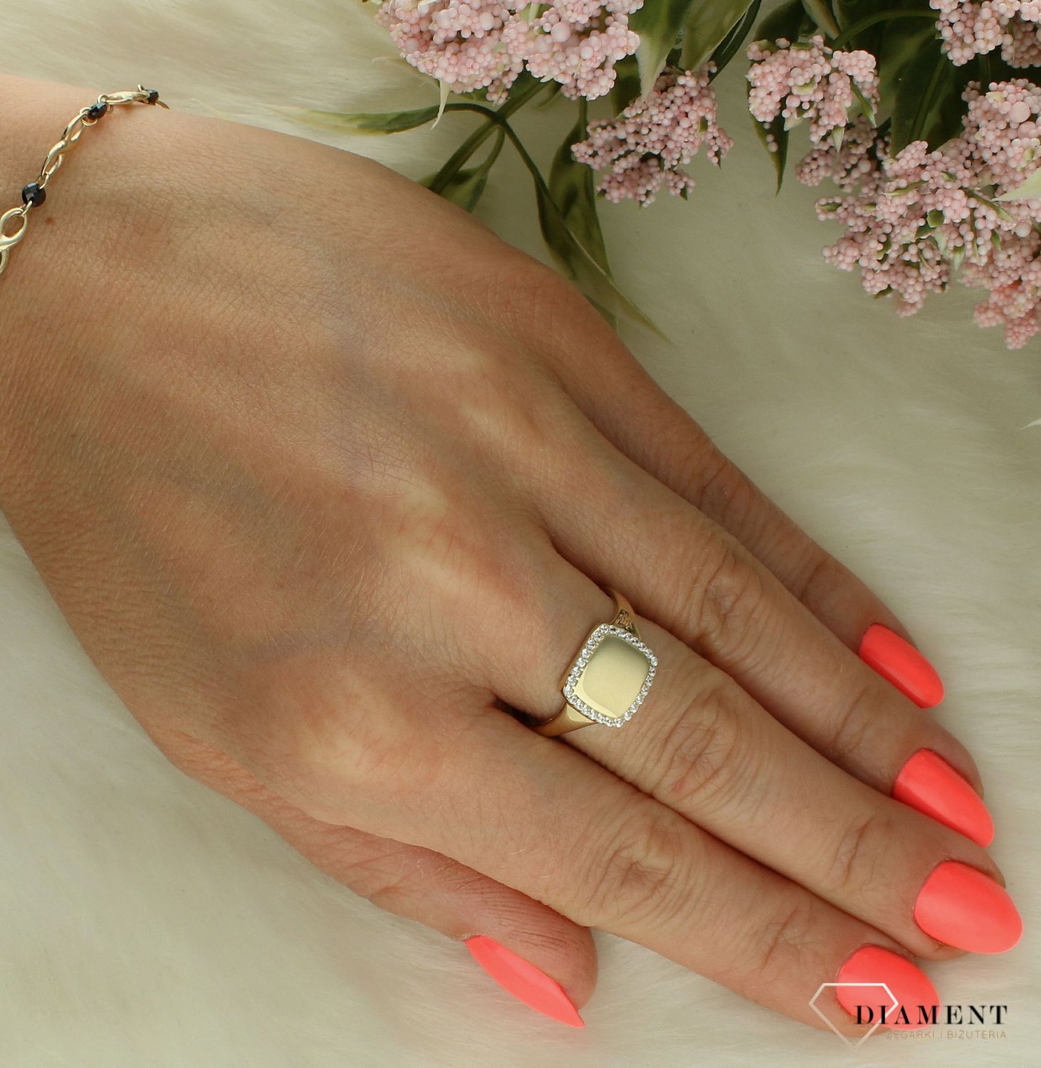 Złoty pierścionek damski 375 płaski kwadrat otoczony cyrkoniami PI 7008 375. Złoty pierścionek damski. Złoty pierścionek na prezent. Pierścionek złoty z cyrkoniami. Złoty pierścionek próby 375. Złoty pierścionek.  (1).jpg